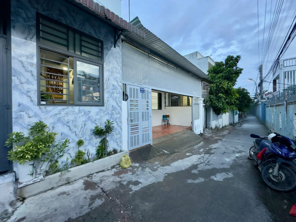 Bán Nhà Đẹp Gần Biển Phạm Văn Đồng Nha Trang - Sân Ô Tô Rộng Rãi - 4,3 tỷ