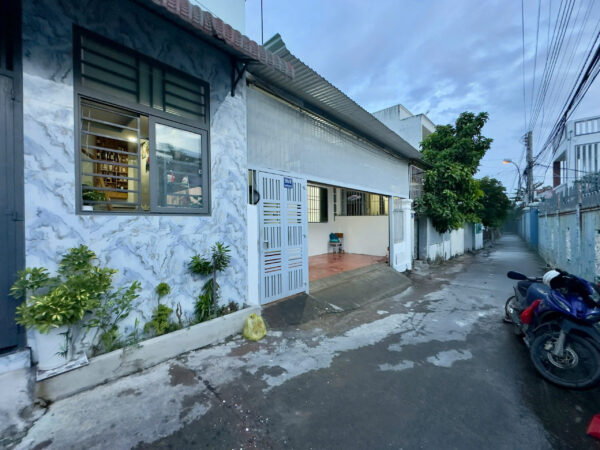 Bán Nhà Đẹp Gần Biển Phạm Văn Đồng Nha Trang - Sân Ô Tô Rộng Rãi - 4,3 tỷ - Hình ảnh 1