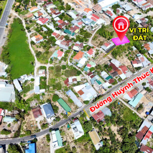 Aerial view of a dense residential area with a large red pin marking a land location labeled 'VỊ TRÍ ĐẤT' beside a pink platform and nearby roads labeled in Vietnamese.