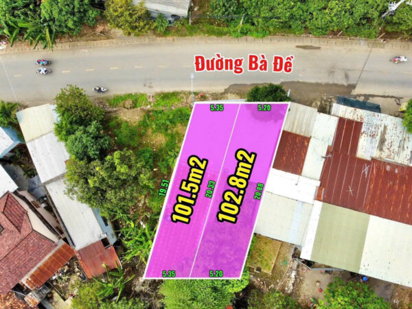 Aerial view of two adjacent pink land plots labeled 101.5m2 and 102.8m2 on a residential street named Duong Ba De, with widths 5.35m and 5.20m.