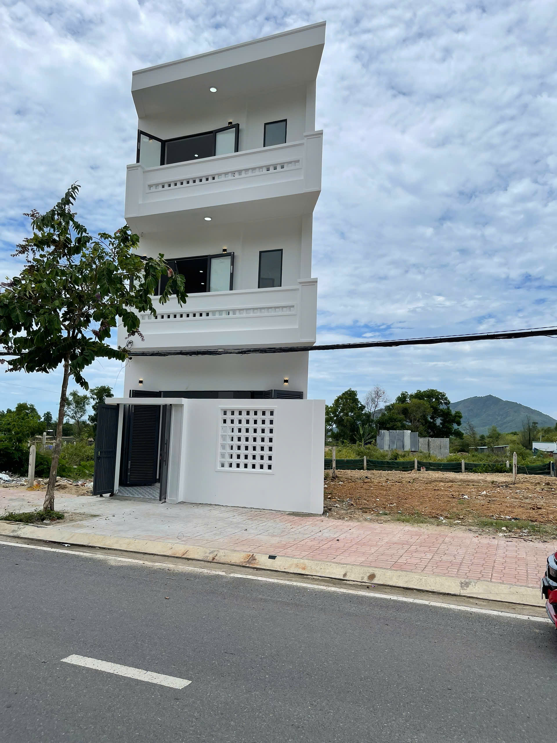 Bán Nhà 3 Tầng Hiện Đại Mặt Tiền Tỉnh Lộ 3, Khu Đất Lành Nha Trang